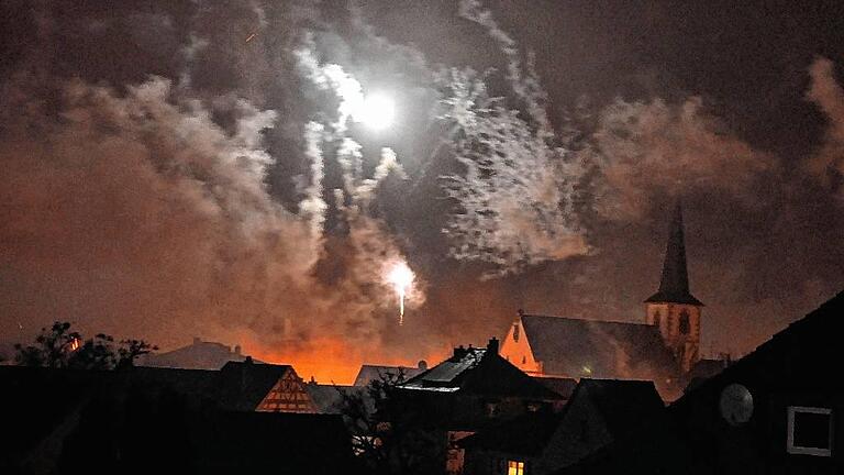 Feuerwerk über Hofheim - (dix) Silvesterfeuerwerk über den Dächern Hofheims. Feuerwerk über Hofheim - (dix) Silvesterfeuerwerk über den Dächern Hofheims.