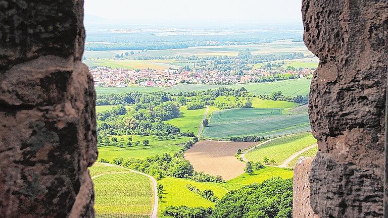 Landschaftskleinodien wie hier der Blick von der Stollburg oberhalb des Ortsteils Handthal sind zwar touristisch großartig, können aber wenig gegen die Überalterung im ländlichen Raum ausrichten. In Oberschwarzach wird deshalb zurzeit das Programm &bdquo;Marktplatz der Generationen&ldquo; umgesetzt.