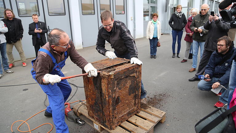 Spannender Moment am 30. Oktober 2015: Der Tresor aus der Eichhornstraße wird geöffnet. Foto: Theresa Müller Spannender Moment am 30. Oktober 2015: Der Tresor aus der Eichhornstraße wird geöffnet. Foto: Theresa Müller