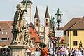 Zahlreiche Besucher genießen am Samstagmittag, den 12.September, einen Schoppen auf der Alten Mainbrücke in Würzburg. Dies ist jedoch nur bis 16 Uhr erlaubt.