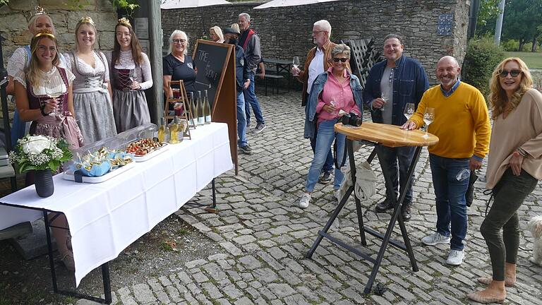 Hoheitlichen Besuch hatte der Genussstand der Winzerfamilie Luckert. Unter den Gästen war auch Bürgermeister Matthias Dusel (3. von rechts). Hoheitlichen Besuch hatte der Genussstand der Winzerfamilie Luckert. Unter den Gästen war auch Bürgermeister Matthias Dusel (3. von rechts).