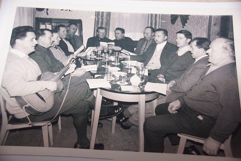 So sah das aus, wenn sich im ersten 'Café Waldblick' der Männer-Sängerkreis traf. Der dritte von rechts ist der heute 86jährige Fritz Herbst, der zum letzten Stammtisch einige alte Fotos mitbrachte. So sah das aus, wenn sich im ersten 'Café Waldblick' der Männer-Sängerkreis traf. Der dritte von rechts ist der heute 86jährige Fritz Herbst, der zum letzten Stammtisch einige alte Fotos mitbrachte.