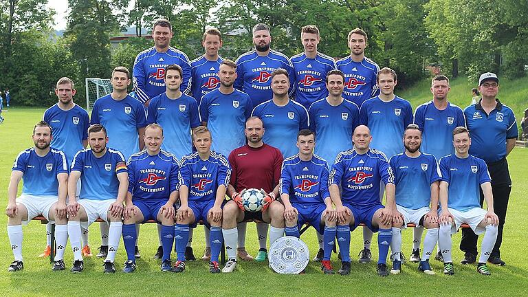 Zeit wurde es für die Fußballer des TSV Geiselwind, dass sie nach vielen Jahren wieder einmal eine Meisterschaft feiern können. Mit sechs Punkten Vorsprung sicherten sie sich den Titel in der Schweinfurter A-Klasse 4 (hinten von links): Christian Seyberth, Thomas Schell, Dominik Stambor, Moritz Brünner, Christoph Hagen, (Mitte von links): Max Franz, Clemens Dietmeyer, Johannes Dietmeyer, Co-Trainer Ivo Königer, Johannes Weiß, Christian Rehberger, Luca Öffner, Trainer Bernd Rjinbeek, Vorstand und Ersatztorwart Oliver Hofrichter, (vorne von links): Matthias Klein, Kapitän Andreas Klein, Sascha Ott, Leon Hilpert, Torwart Martin Dippold, Sebastian Haubenreich, Rudolf Gampichler, Robert Opremèak, Marco Hilpert. Zur Meistermannschaft zählen auch Veit Ortel, Thomas Szynkarek, Martin Ivanco, Thomas Göbl, Benjamin Rückel, Dominik Brünner, Maximilian Klein, Steffen Kanler, Patrick Zwiener und Andreas Heckel. Zeit wurde es für die Fußballer des TSV Geiselwind, dass sie nach vielen Jahren wieder einmal eine Meisterschaft feiern können. Mit sechs Punkten Vorsprung sicherten sie sich den Titel in der Schweinfurter A-Klasse 4 (hinten von links): Christian Seyberth, Thomas Schell, Dominik Stambor, Moritz Brünner, Christoph Hagen, (Mitte von links): Max Franz, Clemens Dietmeyer, Johannes Dietmeyer, Co-Trainer Ivo Königer, Johannes Weiß, Christian Rehberger, Luca Öffner, Trainer Bernd Rjinbeek, Vorstand und Ersatztorwart Oliver Hofrichter, (vorne von links): Matthias Klein, Kapitän Andreas Klein, Sascha Ott, Leon Hilpert, Torwart Martin Dippold, Sebastian Haubenreich, Rudolf Gampichler, Robert Opremèak, Marco Hilpert. Zur Meistermannschaft zählen auch Veit Ortel, Thomas Szynkarek, Martin Ivanco, Thomas Göbl, Benjamin Rückel, Dominik Brünner, Maximilian Klein, Steffen Kanler, Patrick Zwiener und Andreas Heckel.