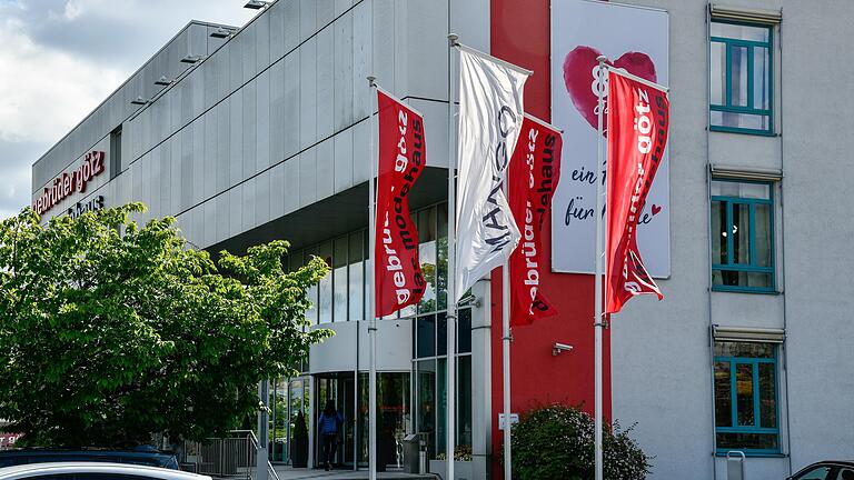 Das 'Modehaus gebrüder götz' in der Würzburger Mainaustraße wird verkauft, bleibt aber bestehen.