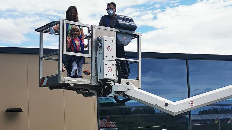 Kindergarten-Rauswurf mal anders: Auf einer Hebebühne wurden die Vorschulkinder einzeln&nbsp;aus ihrem Turnraum im zweiten Obergeschoss 'ausgeflogen'. Aus luftiger Höhe konnten sie sich von ihrem Dachgarten-Spielplatz und am Fenster vorbei von ihren jüngeren Kindergartenfreunden verabschieden.