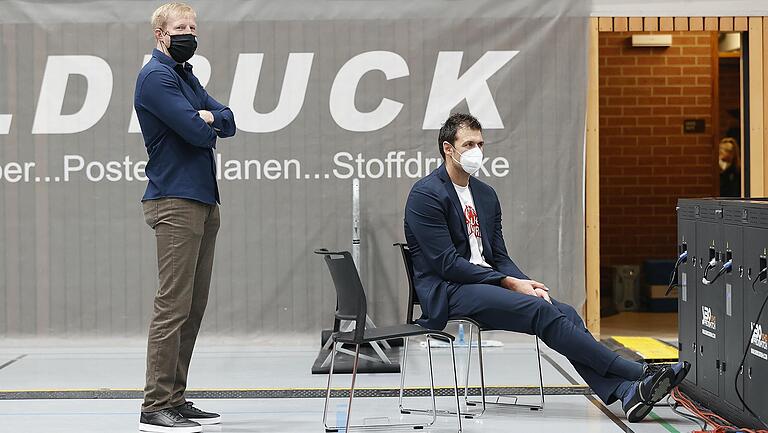 Baskets-Geschäftsführer Steffen Liebler und Manager Kresimir Loncar bei einem Heimspiel in Corona-Zeiten.