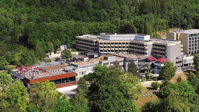 Luftaufnahme vom Parkhotel Cup Vitalis mit (von links) Wellness- und Sportbereich, Stammhaus und Neubau.       -  Luftaufnahme vom Parkhotel Cup Vitalis mit (von links) Wellness- und Sportbereich, Stammhaus und Neubau.