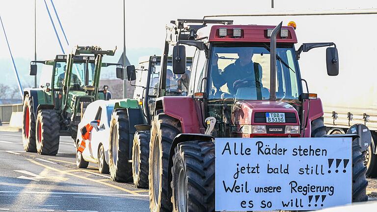 Am Montag kam es deutschlandweit zu Bauernprotesten. Auch in und um Würzburg wurde demonstriert. Hier ein Foto des Demozugs an der Brücke der Deutschen Einheit.