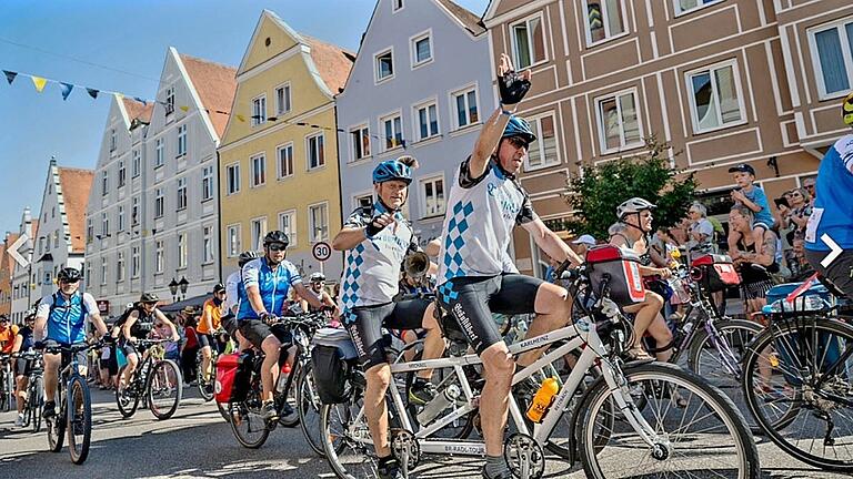 Ein Festzug auf zwei Rädern zieht sich bei der BR-Radl-Tour durch Donauwörth. Mit dabei sind Karlheinz Babinsky (vorne) und der blinde Michael Kuhnt  auf ihrem Tandem. (Archivfoto)