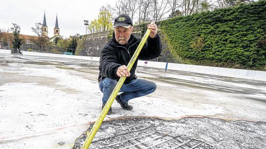 Nach dem Schaden von Ende Oktober 2013: Eismeister Walter Huter legte auf der Eisbahn am Nigglweg die schadhaften Rohre frei.