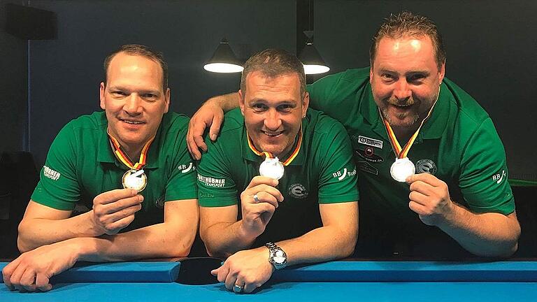Stolz auf Silber: Thore Sönksen (links) wurde deutscher Vizemeister der Senioren im Pool Billard mit den Mannschaftskollegen des TV Eberstadt, Thomas Arnold und Timo Hofmann. Stolz auf Silber: Thore Sönksen (links) wurde deutscher Vizemeister der Senioren im Pool Billard mit den Mannschaftskollegen des TV Eberstadt, Thomas Arnold und Timo Hofmann.