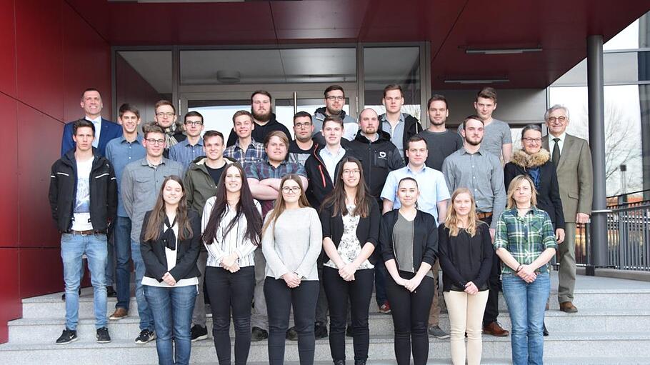 Anerkennungsurkunden des Bezirks und Geschenke des Fördervereins gingen an die besten Absolventen der Berufsschule.  Foto: Eckhard Heise       -  Anerkennungsurkunden des Bezirks und Geschenke des Fördervereins gingen an die besten Absolventen der Berufsschule.  Foto: Eckhard Heise