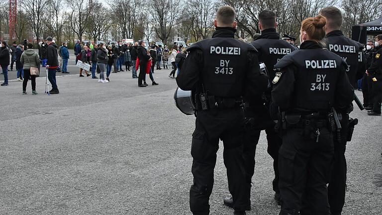 Bei der Demonstration von 'SWADS – Schweinfurter auf die Straßen' im April auf dem Volksfestplatz, kam es zu einer Situation, in der sich ein Ordner in die Arbeit der Polizei einmischte, die gerade damit beschäftigt war, die Personalien einer Demonstrantin festzustellen. Dies wurde als versuchte Gefangenenbefreiung strafrechtlich verfolgt. Vor dem Strafgericht wurde das Verfahren nun eingestellt.&nbsp;&nbsp;