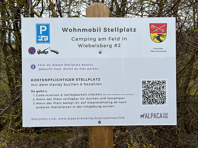 Das Hinweisschild an einem der über die Online-Plattform buchbaren Stellplätze im Landkreis Schweinfurt beschreibt, wie einfach es geht, einen Camper-Platz zu mieten.