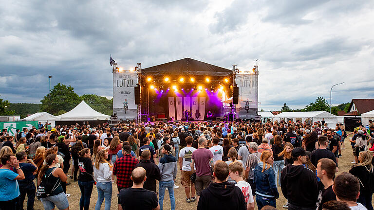 Das Ab geht die Lutzi-Festival in Rottershausen findet bei etwas Sonnenschein und Wolcken mit angenehmen Temperaturen am Freitag und Samstag (25. Juni 2022) statt. Im Bild spielt die Würzburger Band Devil may care.