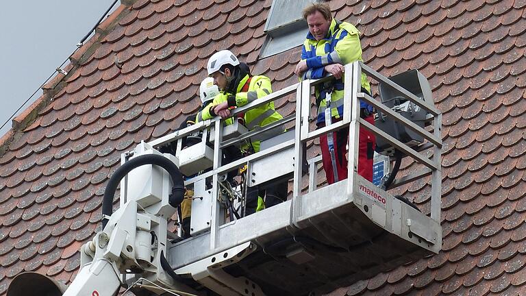 Drei Arbeiter fuhren mit einer Hub-Arbeitsbühne auf das Dach der BayWa, um dort an den Funkantennen Warungsarbeiten zu beginnen. Kurz vor den Antennen blieb die hydraulische Bühne in etwa 35 Meter Höhe stecken. Drei Arbeiter fuhren mit einer Hub-Arbeitsbühne auf das Dach der BayWa, um dort an den Funkantennen Warungsarbeiten zu beginnen. Kurz vor den Antennen blieb die hydraulische Bühne in etwa 35 Meter Höhe stecken.