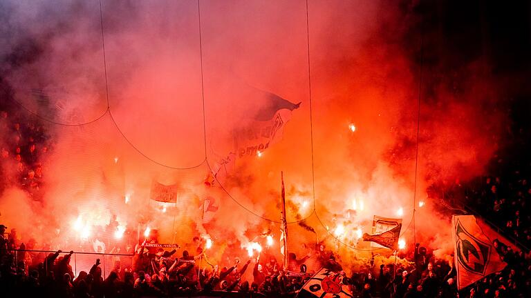 Pyrotechnik im Stadion       -  Strafverschärfungen halten laut Rechtsanwalt Lau Fans nicht vom Einsatz von Pyrotechnik ab.