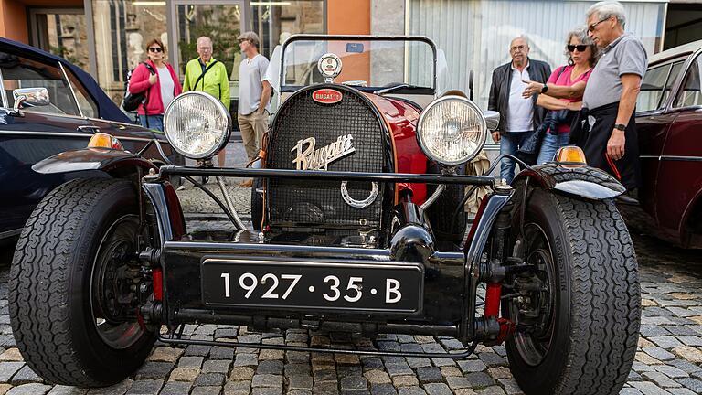 Hunderte von Oldtimern und historischen Motorrädern können bei den 'Geo Classics' im Rahmen des Stadtfestes in der Altstadt von Gerolzhofen bestaunt werden. Hunderte von Oldtimern und historischen Motorrädern können bei den 'Geo Classics' im Rahmen des Stadtfestes in der Altstadt von Gerolzhofen bestaunt werden.