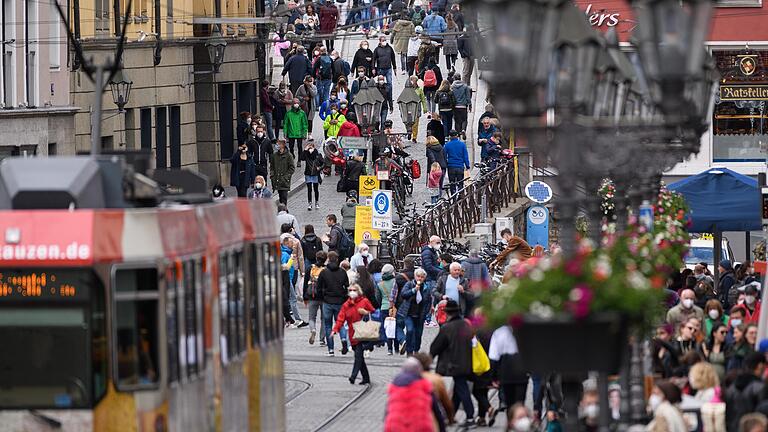 Die Inzidenz in Würzburg ist rasant gefallen. Daran hat das Pfingst-Shopping (im Bild) nichts geändert.