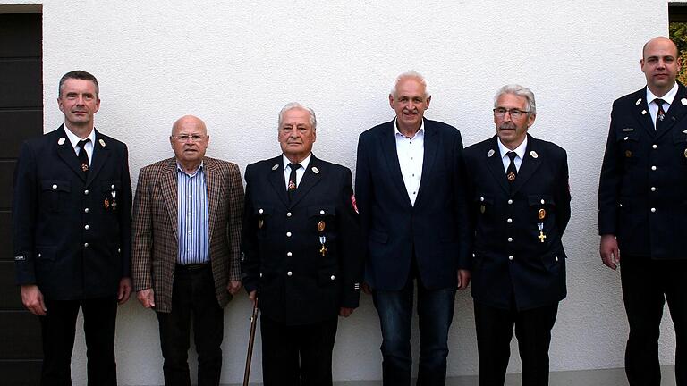 1. Kommandant Bernd Ort (von links) ehrte Werner Reuß (60 Jahre Feuerwehrverein), Heinz Werner, Robert Kiesel und Rudolf Kiesel (alle 50 Jahre Feuerwehrverein). Der 2. Kommandant Tobias Dittrich gratulierte.       -  1. Kommandant Bernd Ort (von links) ehrte Werner Reuß (60 Jahre Feuerwehrverein), Heinz Werner, Robert Kiesel und Rudolf Kiesel (alle 50 Jahre Feuerwehrverein). Der 2. Kommandant Tobias Dittrich gratulierte.