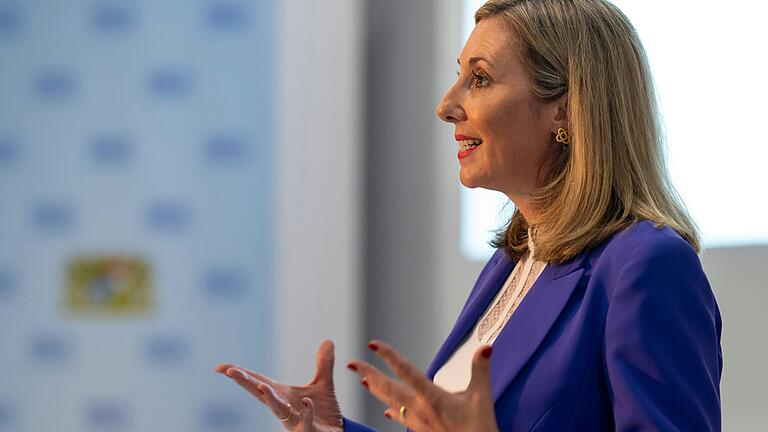 Die Schülerinnen und Schüler sollen den Freiraum der Verfassungsviertelstunde am besten 'mit Inhalten aus ihrer Lebensrealität füllen', hofft Kultusministerin Anna Stolz (Freie Wähler). Die Schülerinnen und Schüler sollen den Freiraum der Verfassungsviertelstunde am besten 'mit Inhalten aus ihrer Lebensrealität füllen', hofft Kultusministerin Anna Stolz (Freie Wähler).