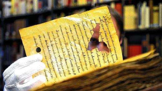 Schimmel oder Sporen: Diese Handschrift ist ohne Hilfe dem Verfall geweiht. Hans-Günter Schmidt, Chef der Handschriftenabteilung der Uni-Bibliothek, zeigt das beschädigte Buch aus dem 9. Jahrhundert, das aus der Würzburger Dombibliothek stammt. Schimmel oder Sporen: Diese Handschrift ist ohne Hilfe dem Verfall geweiht. Hans-Günter Schmidt, Chef der Handschriftenabteilung der Uni-Bibliothek, zeigt das beschädigte Buch aus dem 9. Jahrhundert, das aus der Würzburger Dombibliothek stammt.