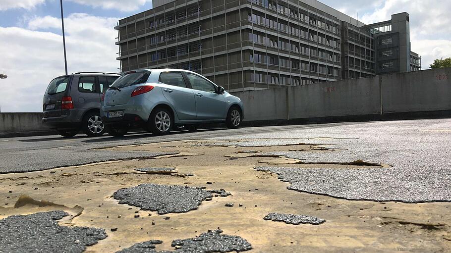 Die oberste Ebene des Parkhauses am Leopoldina-Krankenhaus muss nach einer statischen Überprüfung gesperrt werden, es fallen 90 Parkplätze weg.  Foto: s: Oliver Schikora       -  Die oberste Ebene des Parkhauses am Leopoldina-Krankenhaus muss nach einer statischen Überprüfung gesperrt werden, es fallen 90 Parkplätze weg.  Foto: s: Oliver Schikora
