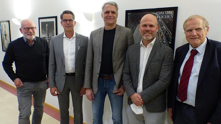 Die Vorstände des Förderrings Gesundheit Mainschleife, Stephan Unkelbach (links) und Georg Klose (rechts), stellen die zwei neuen Chefärzte des Fachklinikums Mainschleife vor: Thomas Krause (Zweiter von links) und Hartmut Roth (Mitte) sowie Klinikgeschäftsführer Simon Machnik (Zweiter von rechts). Die Vorstände des Förderrings Gesundheit Mainschleife, Stephan Unkelbach (links) und Georg Klose (rechts), stellen die zwei neuen Chefärzte des Fachklinikums Mainschleife vor: Thomas Krause (Zweiter von links) und Hartmut Roth (Mitte) sowie Klinikgeschäftsführer Simon Machnik (Zweiter von rechts).