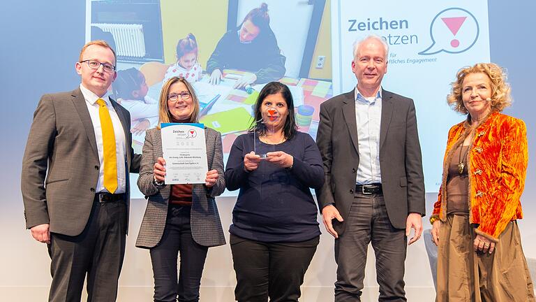 Der stellvertretende Dekan des Evangelisch-Lutherischen Dekanats Würzburg, Tilman Schneider (ganz links), und Schauspielerin Michaela May (ganz rechts) überreichten den Förderpreis an (von links) Angelika Wagner, Mervet Kamal und Dieter Wenderlein von der Gemeinschaft Sant‘ Egidio Würzburg. Der stellvertretende Dekan des Evangelisch-Lutherischen Dekanats Würzburg, Tilman Schneider (ganz links), und Schauspielerin Michaela May (ganz rechts) überreichten den Förderpreis an (von links) Angelika Wagner, Mervet Kamal und Dieter Wenderlein von der Gemeinschaft Sant‘ Egidio Würzburg.