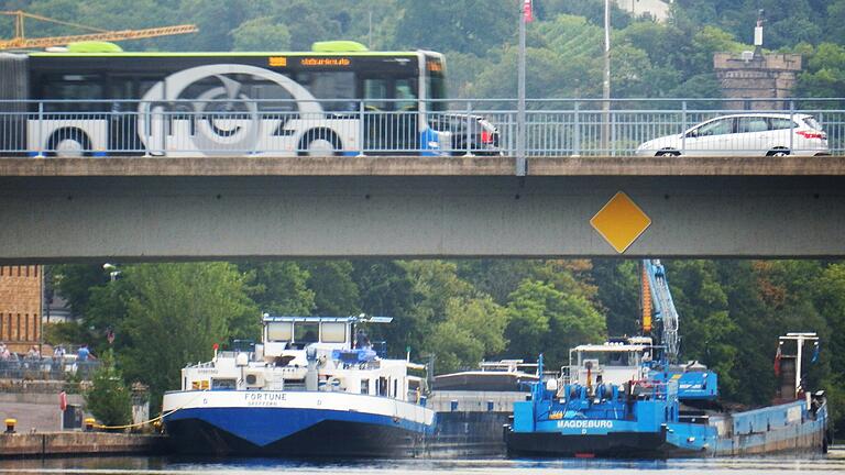 Die Maxbrücke über den Main ist die wichtigste Verbindung in Schweinfurt direkt zur Innenstadt. Die Maxbrücke über den Main ist die wichtigste Verbindung in Schweinfurt direkt zur Innenstadt.