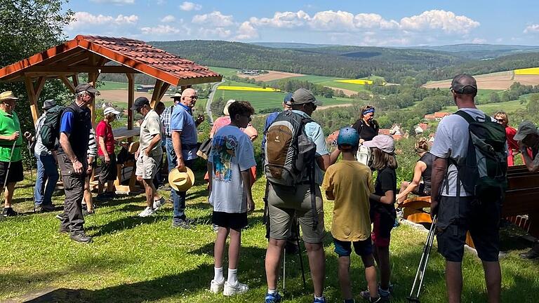 Eine Gruppe macht Rast und genießt den Ausblick.