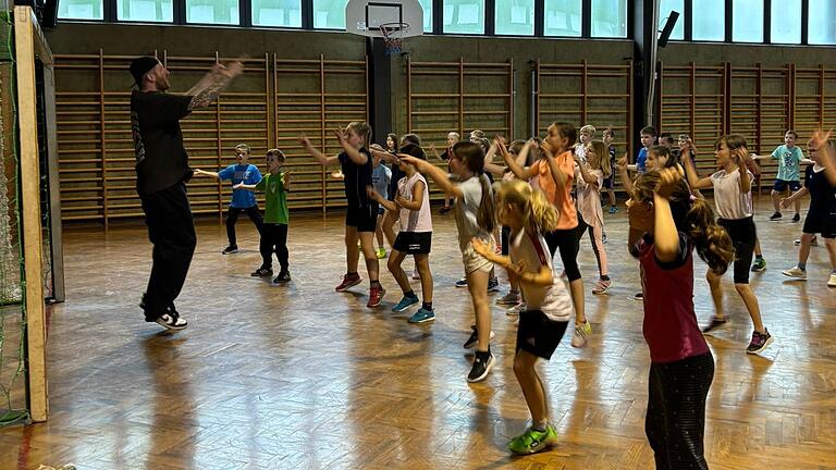 Hip-Hop im Schulhaus Wollbach. Hip-Hop im Schulhaus Wollbach.