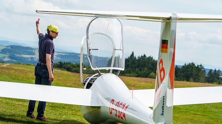 Älteste Segelflugschule der Welt wird 100 Jahre       -  Dierk Althoff, Segelflugschüler, steht neben einem Schulungsflugzeug. Die Fliegerschule auf der Wasserkuppe gibt es seit 100 Jahren.