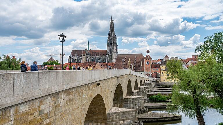 Regensburger Altstadt       -  Regensburg zählt laut einer neuen Untersuchung zu den Städten in Deutschland, die besonders stark versiegelt sind und gleichzeitig wenig Grün haben. (Archivbild)