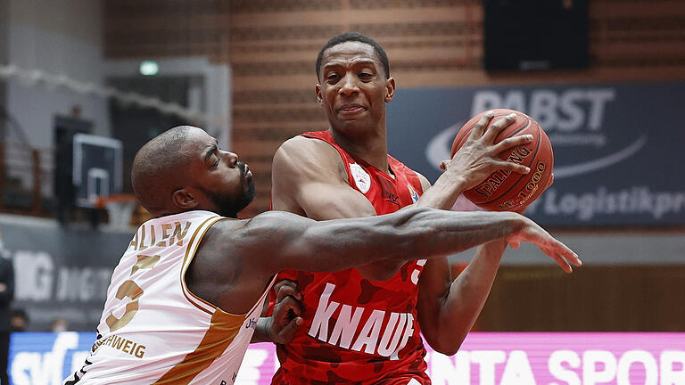 Justin Sears (rechts, im Zweikampf mit Braunschweigs&nbsp;Bryon Allen) erzielte bei seinem Pflichtspieldebüt für die Baskets 15 Punkte und deutete an, noch ziemlich wichtig werden zu können für die Würzburger.