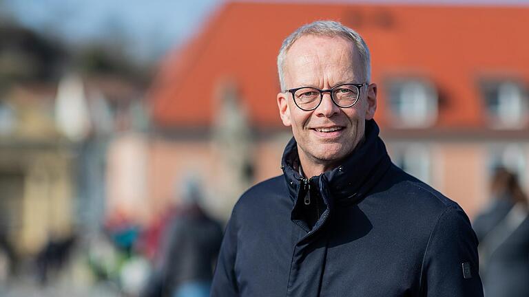 Burkard Hose ist katholischer Hochschulpfarrer und hat sich erst im Alter geoutet. Er hat großen Respekt vor den queeren älteren Menschen, die damals auf die Straße gegangen sind. Burkard Hose ist katholischer Hochschulpfarrer und hat sich erst im Alter geoutet. Er hat großen Respekt vor den queeren älteren Menschen, die damals auf die Straße gegangen sind.