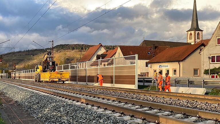 Derzeit wird im Rahmen der Sanierung der Bahnlinie zwischen Würzburg-Zell und Gemünden am Gleis zwischen Thüngersheim (im Bild) und Retzbach gearbeitet. Derzeit wird im Rahmen der Sanierung der Bahnlinie zwischen Würzburg-Zell und Gemünden am Gleis zwischen Thüngersheim (im Bild) und Retzbach gearbeitet.