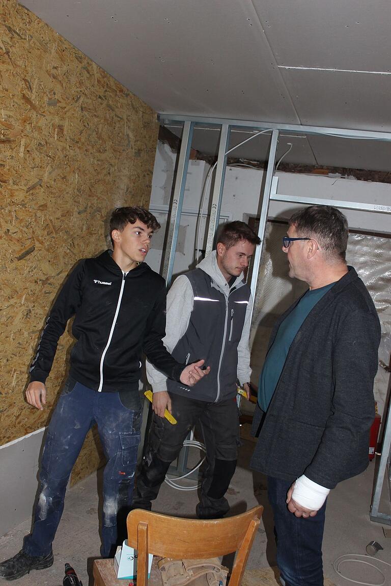 Die Jugendlichen arbeiten kräftig an ihrem neuen Jugendtreff. Es wird gebohrt, geschraubt und gehämmert. Bürgermeister Thomas Bruckmüller (rechts) steht ihnen dabei mit Rat und Tat zur Seite. Die Jugendlichen arbeiten kräftig an ihrem neuen Jugendtreff. Es wird gebohrt, geschraubt und gehämmert. Bürgermeister Thomas Bruckmüller (rechts) steht ihnen dabei mit Rat und Tat zur Seite.