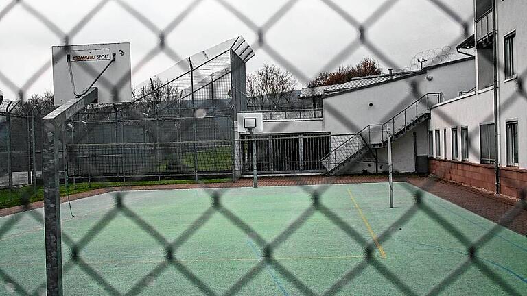 Tod in Forensik: Ohne Zweifel oder ohne Beweise? - Hat ein 28-jähriger Forensikpatient im März 2014 in einem Wachsaal der Lohrer Bezirksklinik einen Mitpatienten im Schlaf erstickt? Nach mittlerweile sieben Verhandlungstagen am Landgericht Würzburg zeigte sich Oberstaatsanwalt Boris Raufeisen am Freitag in seinem Plädoyer davon überzeugt, dass der Tatvorwurf in vollem Umfang zutreffend ist. Verteidiger Norman Jacob indes machte den Rechtsgrundsatz geltend, wonach im Zweifel für den Angeklagten zu entscheiden sei. Das Urteil ist für den 16. August angekündigt. Da der 28-Jährige vor Gericht bis zuletzt von seinem Recht Gebrauch machte, zu schweigen, stützte sich das Plädoyer des Oberstaatsanwalts auf Indizien und frühere Aussagen des Beschuldigten. Dieser hatte die Ermittlungen überhaupt erst ins Rollen gebracht, indem er am Tag nach dem bis dahin als natürlich angenommenen Tod des 78-Jährigen gegenüber einer Mitpatientin erklärte, „nachgeholfen“ zu haben. Die Obduktion der Leiche ergab tatsächlich deutliche Hinweise darauf, dass der Senior erstickt worden sein könnte. So fanden die Rechtsmediziner mehrere Rippenbrüche, die für die erfolgten Wiederbelebungsversuche untypisch waren, daneben auch für ein gewaltsames Ersticken typische Hautabschürfungen rund um Mund und Nase. Der Beschuldigte hatte die Tat nicht nur gegenüber der Mitpatientin eingeräumt, sondern anfänglich auch gegenüber der Polizei. Dabei sprach er davon, unter Medikamenteneinfluss unglücklich auf den im Bett liegenenden 78-Jährigen gestolpert zu sein, wobei Hand und Zudecke solange auf dem Gesicht geblieben seien, bis das mutmaßliche Opfer sich nicht mehr bewegt habe. Der Verlauf der Gerichtsverhandlung lasse „überhaupt keinen anderen Schluss“ zu als den, dass der 28-Jährige seinen Mitpatienten vorsätzlich getötet habe, so Raufeisen. Die Tat sei im Zustand der Schuldunfähigkeit geschehen, der 28-Jährige mit neuer Anordnung weiter in einer psychiatrischen Anstalt unterzubringen. Als Motiv für die Tat seien Ärger über lautes Schnarchen ebenso denkbar wie der generelle Unmut über die jahrelange Unterbringung in der Forensik ohne Aussicht auf Entlassung, so Raufeisen. In der Tat hat der 28-Jährige rund die Hälfte seines Lebens in psychiatrischen Einrichtungen verbracht. Seit 2007 war er in der Lohrer Forensik, weil er zuvor mehrere Brände mit erheblichem Schaden gelegt hatte. In der Forensik wurde ihm eine paranoide Schizophrenie bescheinigt, daneben eine Intelligenzminderung und ein gestörtes Sozialverhalten. In all den Jahren kam die Therapie wegen des Verhaltens des Beschuldigten nicht spürbar voran. Er hielt sich nicht an Regeln, bestahl und bedrohte Mitpatienten, beleidigte das Personal. Ein Gutachter bescheinigte, dass von dem als leicht reizbar und aggressiv geltenden 28-Jährigen mit großer Wahrscheinlichkeit erhebliche Straftaten bis zu Tötungsdelikten zu erwarten seien, sofern er wieder in Freiheit gelangen sollte. Doch in Freiheit wird der Mann wohl unabhängig vom Ausgang des jetzigen Prozesses so schnell nicht kommen. „Wir sind uns darin einig, dass der Angeklagte nicht nach Hause gehen kann“, sagte am Freitag selbst Verteidiger Jacob angesichts der Krankheits- und Kriminalitätsgeschichte des 28-Jährigen. Er vertrat jedoch die Ansicht, dass sein Mandant alleine wegen der aus den Brandstiftungen resultierenden früheren Anordnung weiter dauerhaft im Maßregelvollzug unterzubringen ist. Die Tötung des 78-Jährigen Mitpatienten sei ihm nicht zweifelsfrei nachzuweisen. Die Rippenbrüche des Opfers könnten auch von Stürzen stammen, so Jacob. Dass der 28-Jährige die Tat gegenüber Mitpatientin und Polizei eingeräumt habe, sei mit dessen Streben nach Aufmerksamkeit zu erklären. Der Verteidiger griff jedoch auch eine Frage auf, die im Verlauf des Prozesses nur ganz am Rande behandelt worden war: Wie könnte eine solche Tat in einem Wachsaal überhaupt geschehen? „In einem Wachsaal muss gewacht werden“, sagte der Anwalt. Dies gelte insbesondere dann, wenn darin zwei psychisch kranke Menschen eingesperrt seien. An jenem Abend jedoch, das war im Verlauf der Verhandlung deutlich geworden, blieb der Saal offenbar länger unbeobachtet. „Der Pfleger hat nichts gehört oder gesehen“, sagte Jacob und wertete dies als Indiz dafür, dass es „womöglich nicht so war“ wie in der Anklage dargestellt. Dass nach dem Tod des 78-Jährigen der Wachsaal noch vor Start der Ermittlungen gründlich gereinigt worden war, ergebe ebenfalls ein „eigenartiges Bild“. Zu erklären sei dies womöglich damit, dass die Lohrer Forensik zum damaligen Zeitpunkt aufgrund diverser Verfehlungen des Personals in den Negativschlagzeilen stand und man keine weiteren Schlagzeilen hatte haben wollen, mutmaßte der Verteidiger. Kritik übte er auch an der Arbeit der Ermittler, die den Beschuldigten befragt hätten, ohne ihm einen Anwalt zu Seite zu stellen. Dies sei „befremdlich“, so der Anwalt. Sein Mandant sei stark beeinflussbar. Die Ermittler hätten bei ihm „mit Zigaretten Gesprächsbereitschaft erzeugt“, so Jacob. Tod in Forensik: Ohne Zweifel oder ohne Beweise? - Hat ein 28-jähriger Forensikpatient im März 2014 in einem Wachsaal der Lohrer Bezirksklinik einen Mitpatienten im Schlaf erstickt? Nach mittlerweile sieben Verhandlungstagen am Landgericht Würzburg zeigte sich Oberstaatsanwalt Boris Raufeisen am Freitag in seinem Plädoyer davon überzeugt, dass der Tatvorwurf in vollem Umfang zutreffend ist. Verteidiger Norman Jacob indes machte den Rechtsgrundsatz geltend, wonach im Zweifel für den Angeklagten zu entscheiden sei. Das Urteil ist für den 16. August angekündigt. Da der 28-Jährige vor Gericht bis zuletzt von seinem Recht Gebrauch machte, zu schweigen, stützte sich das Plädoyer des Oberstaatsanwalts auf Indizien und frühere Aussagen des Beschuldigten. Dieser hatte die Ermittlungen überhaupt erst ins Rollen gebracht, indem er am Tag nach dem bis dahin als natürlich angenommenen Tod des 78-Jährigen gegenüber einer Mitpatientin erklärte, „nachgeholfen“ zu haben. Die Obduktion der Leiche ergab tatsächlich deutliche Hinweise darauf, dass der Senior erstickt worden sein könnte. So fanden die Rechtsmediziner mehrere Rippenbrüche, die für die erfolgten Wiederbelebungsversuche untypisch waren, daneben auch für ein gewaltsames Ersticken typische Hautabschürfungen rund um Mund und Nase. Der Beschuldigte hatte die Tat nicht nur gegenüber der Mitpatientin eingeräumt, sondern anfänglich auch gegenüber der Polizei. Dabei sprach er davon, unter Medikamenteneinfluss unglücklich auf den im Bett liegenenden 78-Jährigen gestolpert zu sein, wobei Hand und Zudecke solange auf dem Gesicht geblieben seien, bis das mutmaßliche Opfer sich nicht mehr bewegt habe. Der Verlauf der Gerichtsverhandlung lasse „überhaupt keinen anderen Schluss“ zu als den, dass der 28-Jährige seinen Mitpatienten vorsätzlich getötet habe, so Raufeisen. Die Tat sei im Zustand der Schuldunfähigkeit geschehen, der 28-Jährige mit neuer Anordnung weiter in einer psychiatrischen Anstalt unterzubringen. Als Motiv für die Tat seien Ärger über lautes Schnarchen ebenso denkbar wie der generelle Unmut über die jahrelange Unterbringung in der Forensik ohne Aussicht auf Entlassung, so Raufeisen. In der Tat hat der 28-Jährige rund die Hälfte seines Lebens in psychiatrischen Einrichtungen verbracht. Seit 2007 war er in der Lohrer Forensik, weil er zuvor mehrere Brände mit erheblichem Schaden gelegt hatte. In der Forensik wurde ihm eine paranoide Schizophrenie bescheinigt, daneben eine Intelligenzminderung und ein gestörtes Sozialverhalten. In all den Jahren kam die Therapie wegen des Verhaltens des Beschuldigten nicht spürbar voran. Er hielt sich nicht an Regeln, bestahl und bedrohte Mitpatienten, beleidigte das Personal. Ein Gutachter bescheinigte, dass von dem als leicht reizbar und aggressiv geltenden 28-Jährigen mit großer Wahrscheinlichkeit erhebliche Straftaten bis zu Tötungsdelikten zu erwarten seien, sofern er wieder in Freiheit gelangen sollte. Doch in Freiheit wird der Mann wohl unabhängig vom Ausgang des jetzigen Prozesses so schnell nicht kommen. „Wir sind uns darin einig, dass der Angeklagte nicht nach Hause gehen kann“, sagte am Freitag selbst Verteidiger Jacob angesichts der Krankheits- und Kriminalitätsgeschichte des 28-Jährigen. Er vertrat jedoch die Ansicht, dass sein Mandant alleine wegen der aus den Brandstiftungen resultierenden früheren Anordnung weiter dauerhaft im Maßregelvollzug unterzubringen ist. Die Tötung des 78-Jährigen Mitpatienten sei ihm nicht zweifelsfrei nachzuweisen. Die Rippenbrüche des Opfers könnten auch von Stürzen stammen, so Jacob. Dass der 28-Jährige die Tat gegenüber Mitpatientin und Polizei eingeräumt habe, sei mit dessen Streben nach Aufmerksamkeit zu erklären. Der Verteidiger griff jedoch auch eine Frage auf, die im Verlauf des Prozesses nur ganz am Rande behandelt worden war: Wie könnte eine solche Tat in einem Wachsaal überhaupt geschehen? „In einem Wachsaal muss gewacht werden“, sagte der Anwalt. Dies gelte insbesondere dann, wenn darin zwei psychisch kranke Menschen eingesperrt seien. An jenem Abend jedoch, das war im Verlauf der Verhandlung deutlich geworden, blieb der Saal offenbar länger unbeobachtet. „Der Pfleger hat nichts gehört oder gesehen“, sagte Jacob und wertete dies als Indiz dafür, dass es „womöglich nicht so war“ wie in der Anklage dargestellt. Dass nach dem Tod des 78-Jährigen der Wachsaal noch vor Start der Ermittlungen gründlich gereinigt worden war, ergebe ebenfalls ein „eigenartiges Bild“. Zu erklären sei dies womöglich damit, dass die Lohrer Forensik zum damaligen Zeitpunkt aufgrund diverser Verfehlungen des Personals in den Negativschlagzeilen stand und man keine weiteren Schlagzeilen hatte haben wollen, mutmaßte der Verteidiger. Kritik übte er auch an der Arbeit der Ermittler, die den Beschuldigten befragt hätten, ohne ihm einen Anwalt zu Seite zu stellen. Dies sei „befremdlich“, so der Anwalt. Sein Mandant sei stark beeinflussbar. Die Ermittler hätten bei ihm „mit Zigaretten Gesprächsbereitschaft erzeugt“, so Jacob.