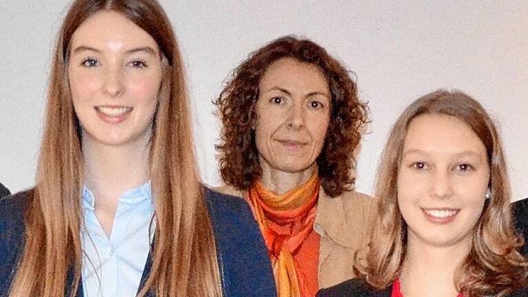 Bei den &bdquo;Gaibacher Gesprächen&ldquo; stellten Schülerinnen des Gymnasiums Ergebnisse ihrer Seminararbeiten über Volkacher Frauen des 19. Jahrhunderts vor. Im Bild von links Christin Hitz, Seminarleiterin Petra Sokol-Pemöller und Elisabeth Heß.