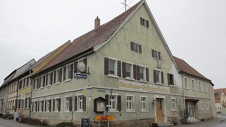 Von außen ist das alte, denkmalgeschützte Gebäude noch keine Augenweide, doch innendrin verbirgt sich bereits ein gemütliches Café, und das Bistro öffnet auch bald für alle.