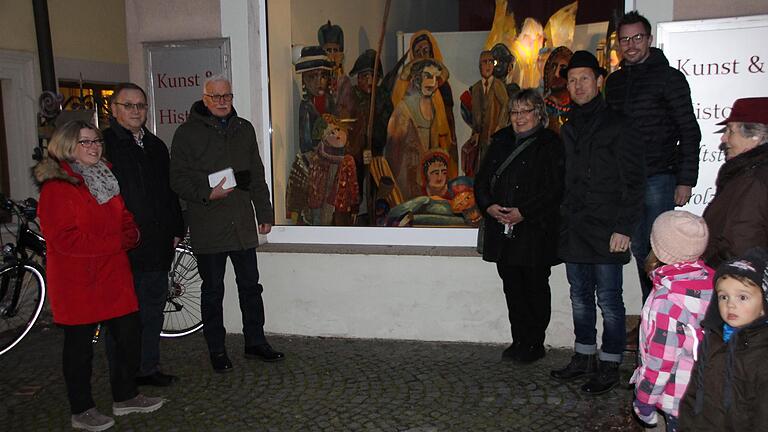 Die Krippen-Spaziergänger vor einer der imposantesten Darstellungen der Geburt Jesu, nämlich Pater Meinrad Duffners Werk aus Blech, in dem statt Hirten Manager und Soldaten, statt der Könige Gammler und Punks zu finden sind. Die Krippen-Spaziergänger vor einer der imposantesten Darstellungen der Geburt Jesu, nämlich Pater Meinrad Duffners Werk aus Blech, in dem statt Hirten Manager und Soldaten, statt der Könige Gammler und Punks zu finden sind.