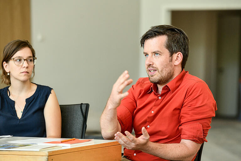 Intendant Johannes Mnich im Gespräch. Links Marketingleiterin Elisa Heiligers. Intendant Johannes Mnich im Gespräch. Links Marketingleiterin Elisa Heiligers.