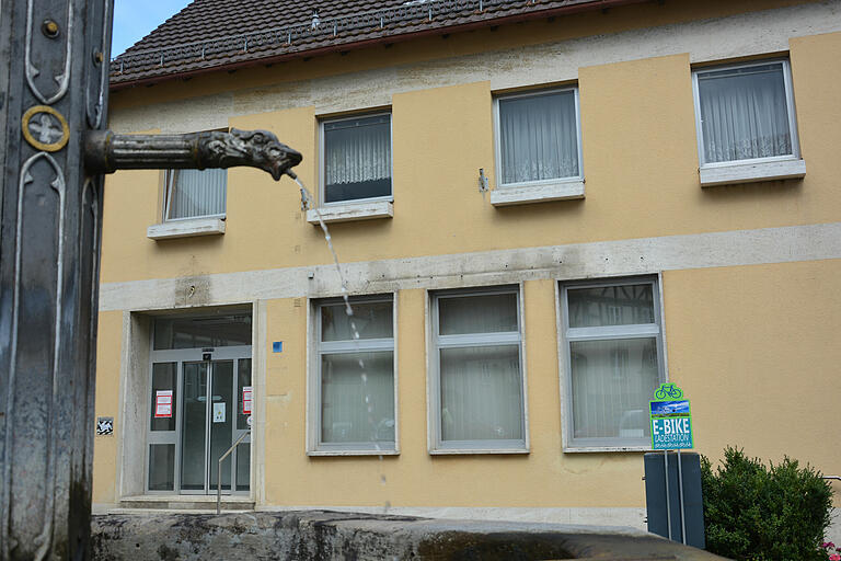 Die Sparkasse ist umgezogen. In der Dr.-Höfling-Straße steht nur noch das leere Gebäude. Die Sparkasse ist umgezogen. In der Dr.-Höfling-Straße steht nur noch das leere Gebäude.