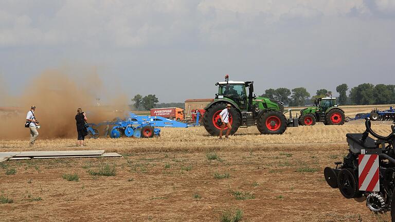 Der Hersteller zeigte einen Teil der Fahrzeuge samt Anbaugeräten auch in Bewegung, beim Einsatz auf einem Feld. Der Hersteller zeigte einen Teil der Fahrzeuge samt Anbaugeräten auch in Bewegung, beim Einsatz auf einem Feld.