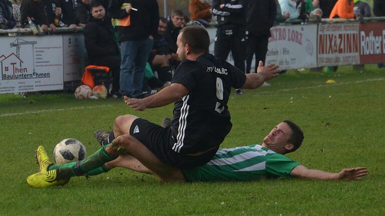 Rüde von den Beinen geholt wurde in dieser Szene der Oberelsbacher Angreifer Sandro Hammel (dunkles Trikot) von Noah Volkmuth, der mit dem FC Fladungen 1:2 in Oberwaldbehrungen unterlag. Rüde von den Beinen geholt wurde in dieser Szene der Oberelsbacher Angreifer Sandro Hammel (dunkles Trikot) von Noah Volkmuth, der mit dem FC Fladungen 1:2 in Oberwaldbehrungen unterlag.