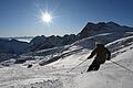 Start der Skisaison an der Zugspitze       -  Wintersportler genießen in der sich dem Ende zuneigenden Saison Sonnenschein und blauen Himmel. (Archivbild)