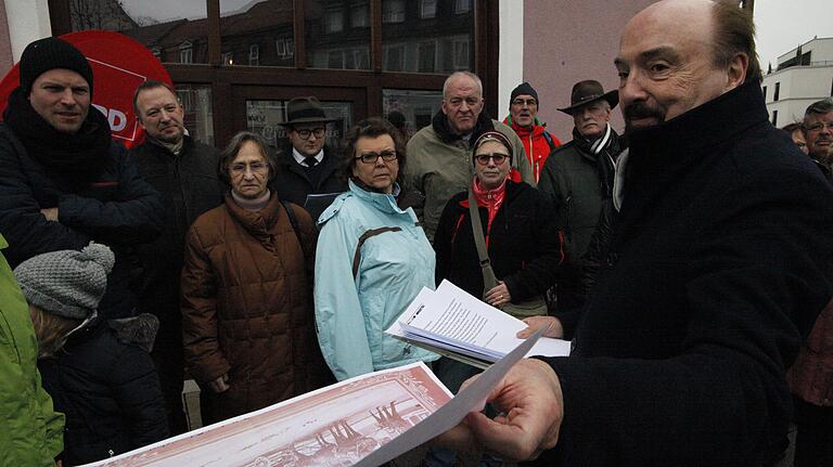 SPD-Stadtrat Peter Hofmann führte selbst durch Schweinfurter Gewölbekeller bei der EkSPDidition und erzählte interessante historische Details.