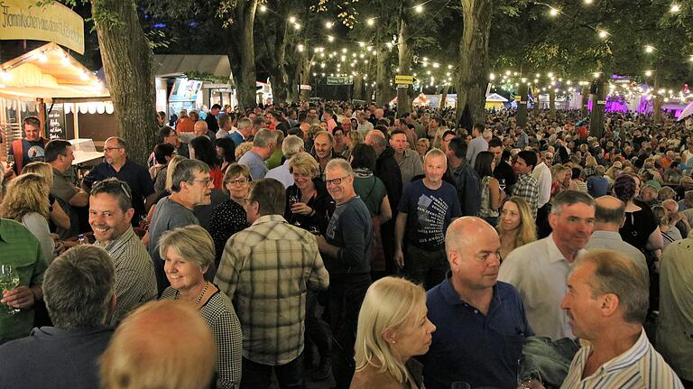 60 000 begeisterte Menschen erlebten beim 71. Fränkischen Weinfest in Volkach an sechs Tagen Stimmung, Gemütlichkeit und Köstlichkeiten aller Art für Körper und Geist. 60 000 begeisterte Menschen erlebten beim 71. Fränkischen Weinfest in Volkach an sechs Tagen Stimmung, Gemütlichkeit und Köstlichkeiten aller Art für Körper und Geist.