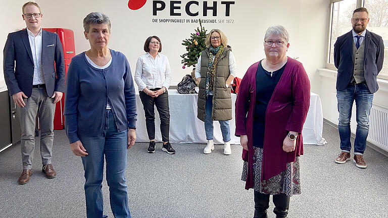 Auf dem Foto von links: Geschäftsführer Björn Tischer, Luise Wehe aus Hollstadt, Rosi Schneider aus Rödelmaier, Heidemarie Schmitt aus Großwenkheim, Hedwig Benkert aus Hollstadt und Geschäftsführer Bernd Titius.